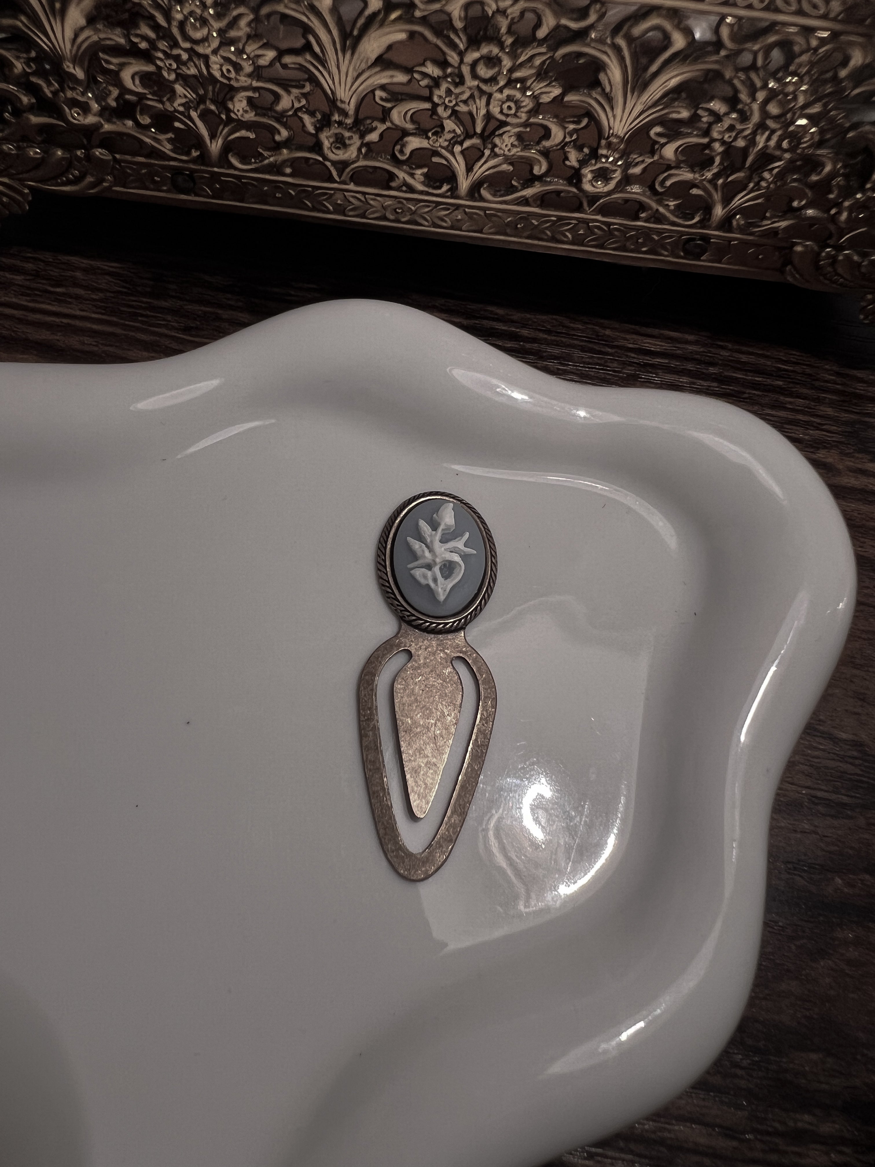 VAIGE Blue & white tulip flower bookmark bronze
